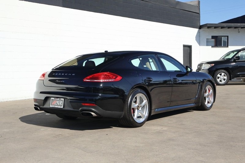 2016 Porsche Panamera Base photo 4