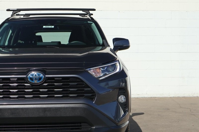 2021 Toyota RAV4 Hybrid XLE photo 2