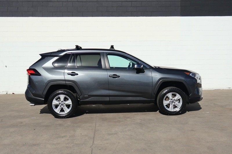 2021 Toyota RAV4 Hybrid XLE photo 3
