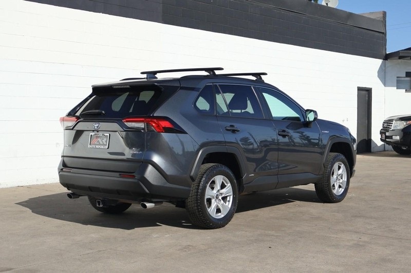 2021 Toyota RAV4 Hybrid XLE photo 4