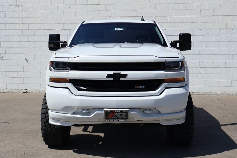 2017 Chevrolet Silverado 1500 LT photo 2