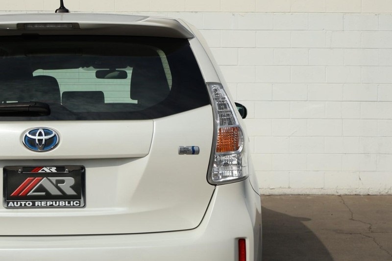 2013 Toyota Prius V Three photo 7