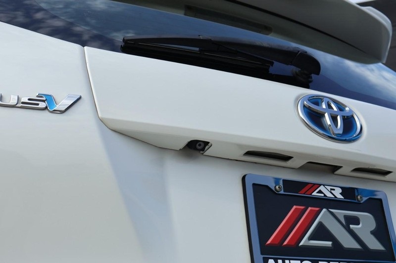2013 Toyota Prius V Three photo 8