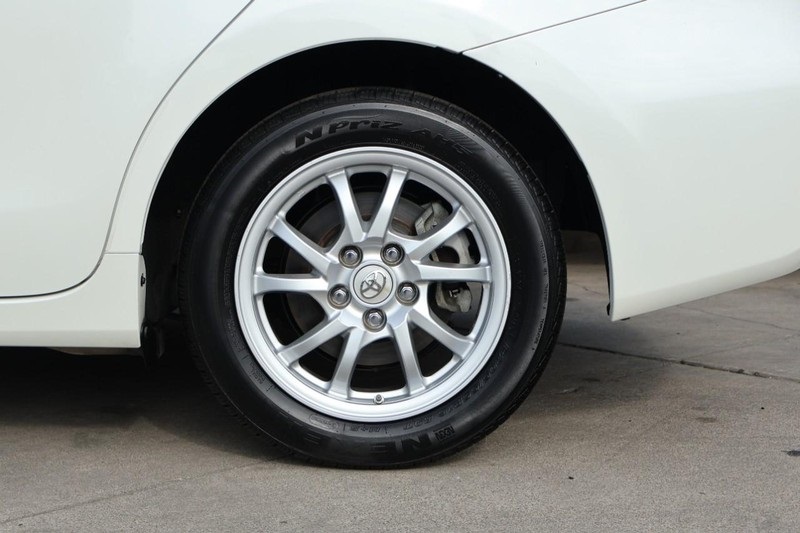 2013 Toyota Prius V Three photo 14