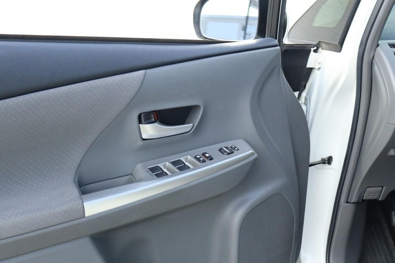 2013 Toyota Prius V Three photo 16