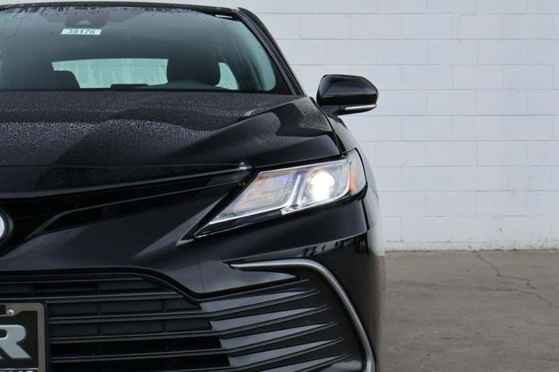 2022 Toyota Camry Hybrid LE photo 2