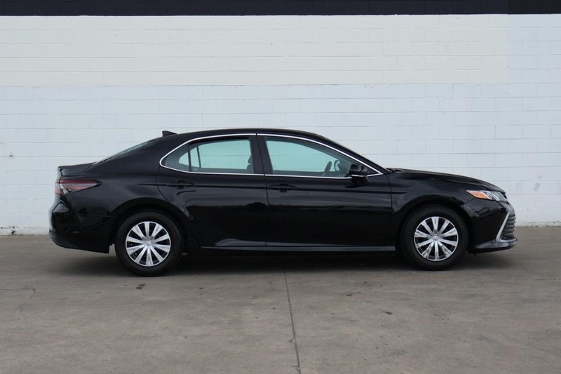 2022 Toyota Camry Hybrid LE photo 3