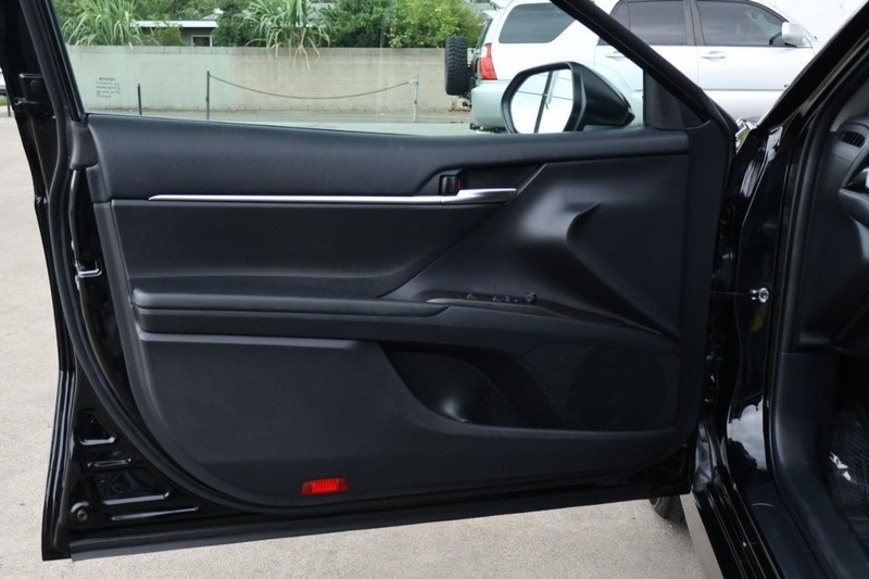 2022 Toyota Camry Hybrid LE photo 12