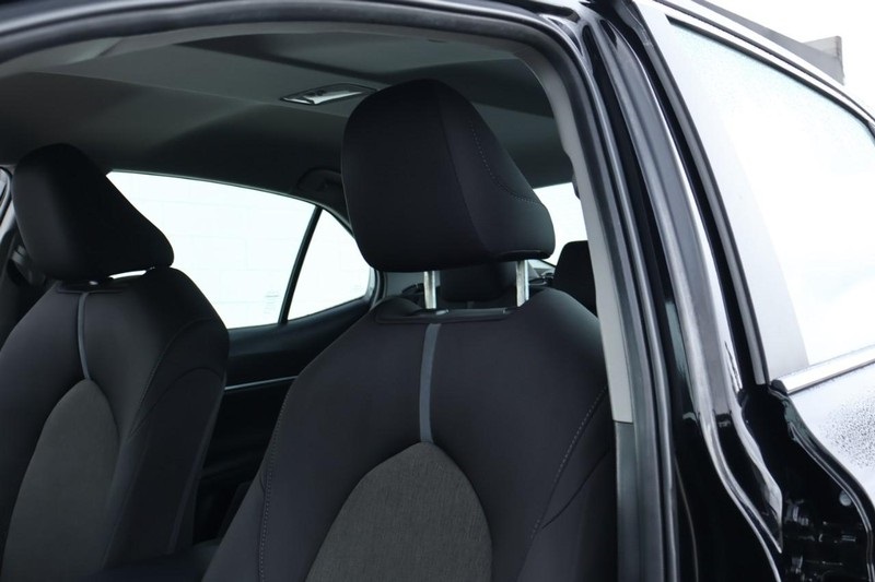 2022 Toyota Camry Hybrid LE photo 17