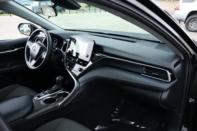 2022 Toyota Camry Hybrid LE photo 18