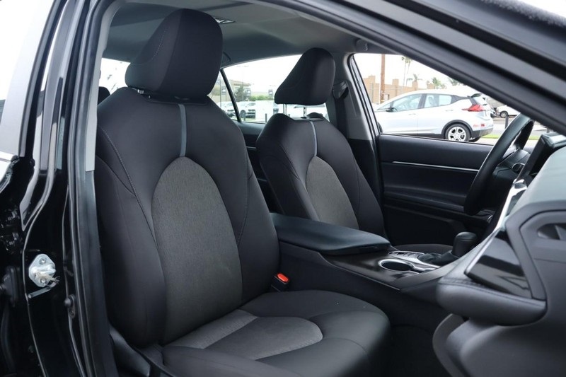 2022 Toyota Camry Hybrid LE photo 19