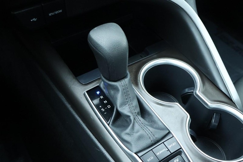 2022 Toyota Camry Hybrid LE photo 32
