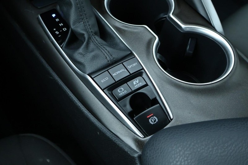 2022 Toyota Camry Hybrid LE photo 33