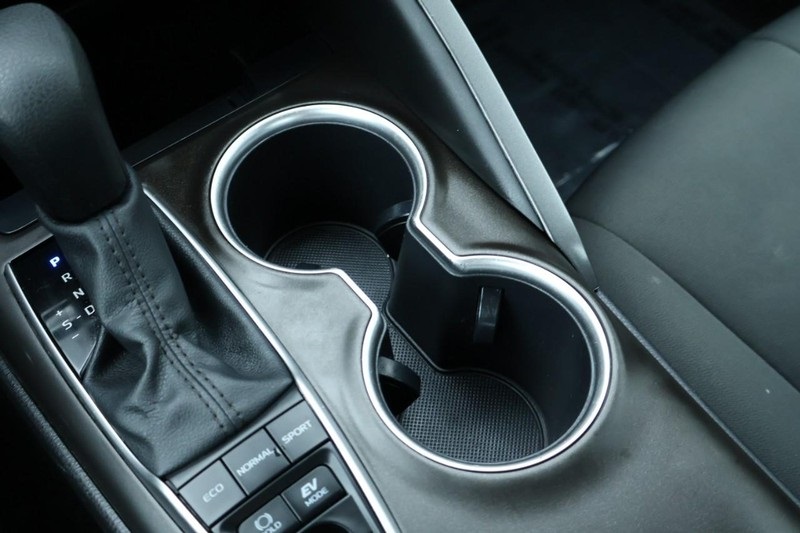2022 Toyota Camry Hybrid LE photo 34