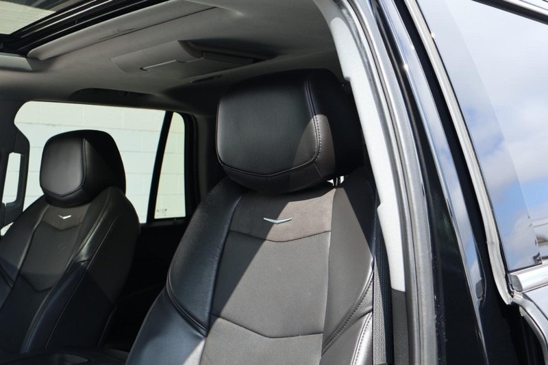 2020 Cadillac Escalade Premium Luxury photo 15