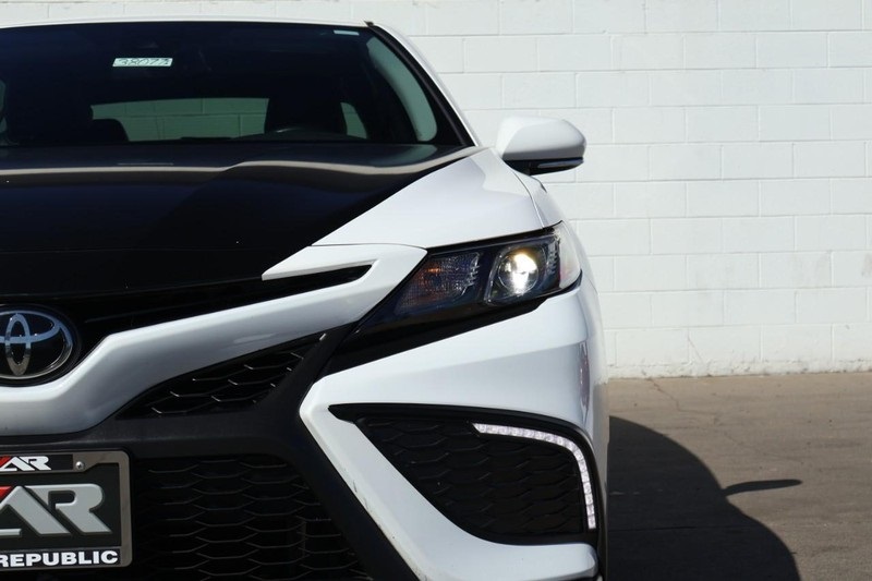 2023 Toyota Camry SE photo 3