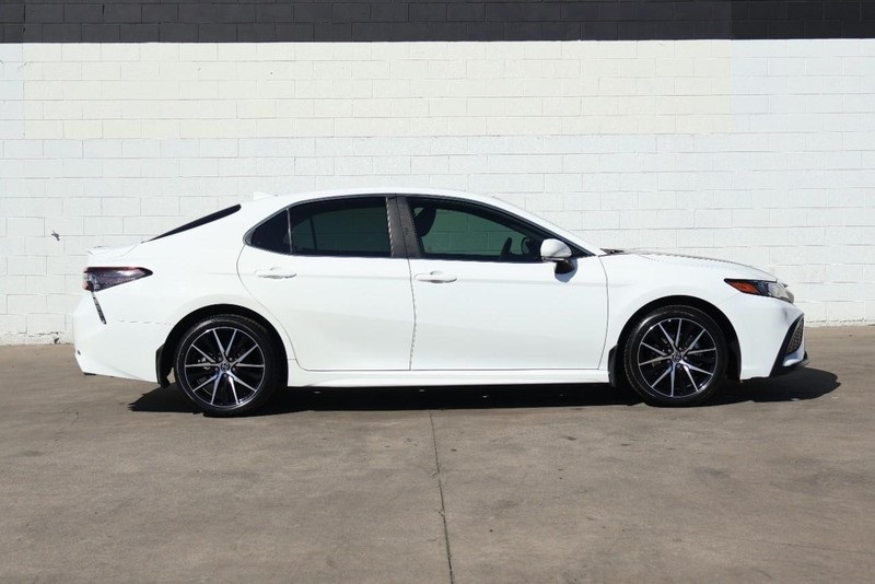 2023 Toyota Camry SE photo 4