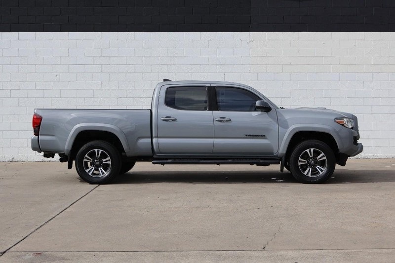2019 Toyota Tacoma TRD Sport photo 4