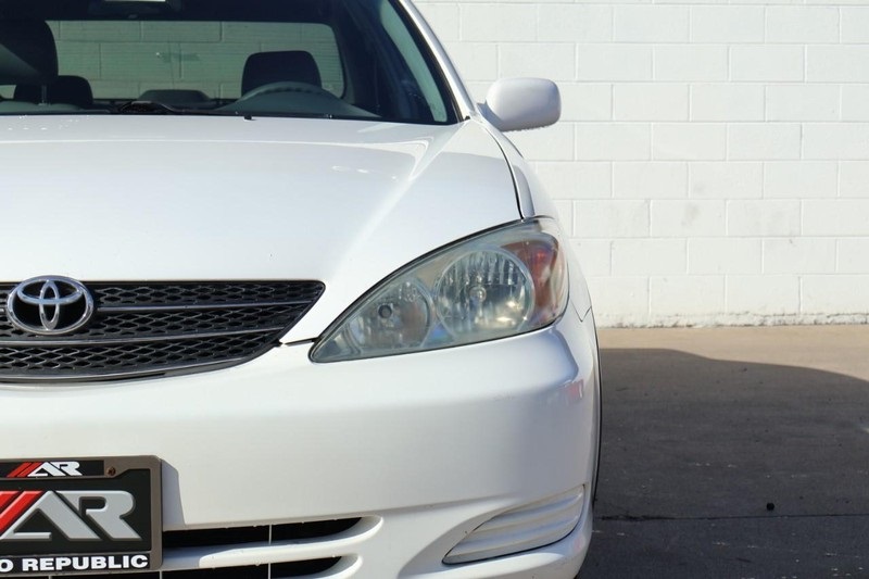 2004 Toyota Camry LE photo 2