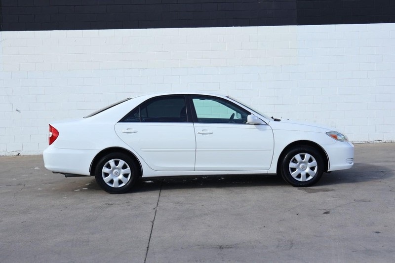 2004 Toyota Camry LE photo 3