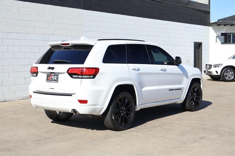 2018 Jeep Grand Cherokee Altitude photo 4