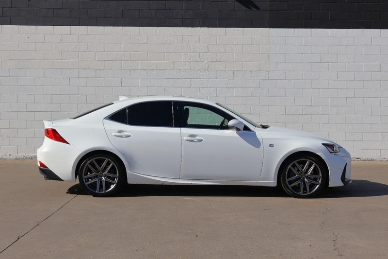 2019 Lexus IS 300 photo 4