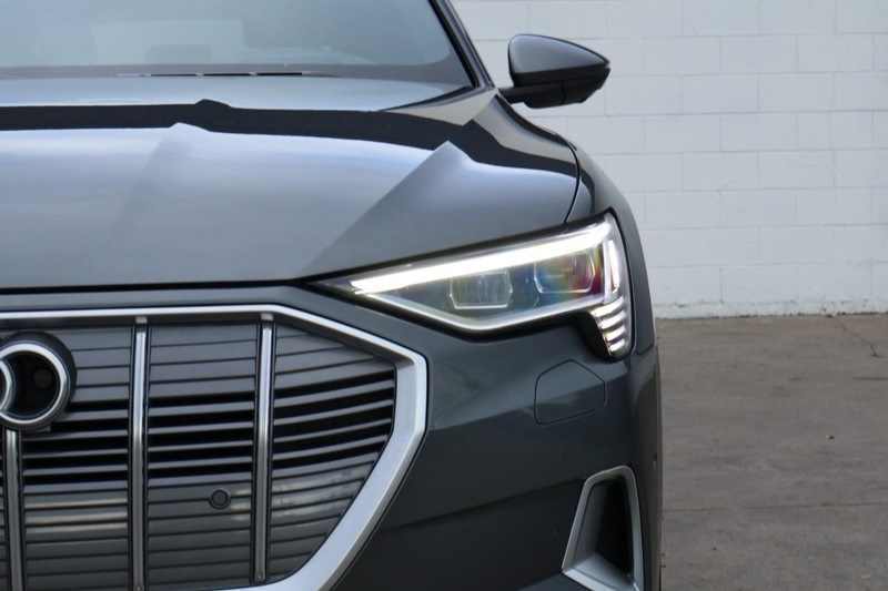 2019 Audi e-tron Prestige photo 2