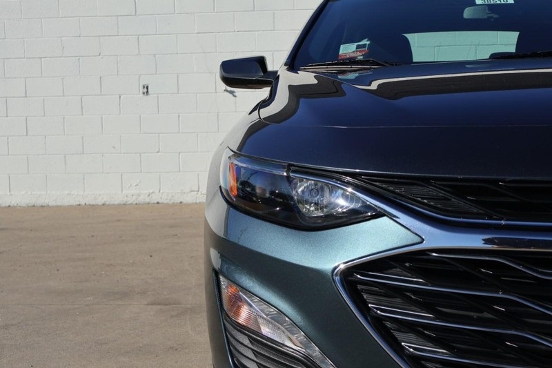 2019 Chevrolet Malibu Hybrid photo 2