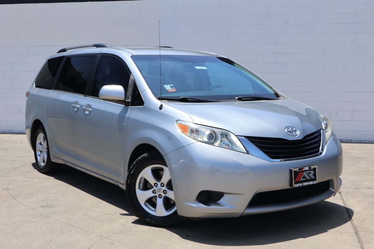 2014 Toyota Sienna LE V6 8-Passenger's photo