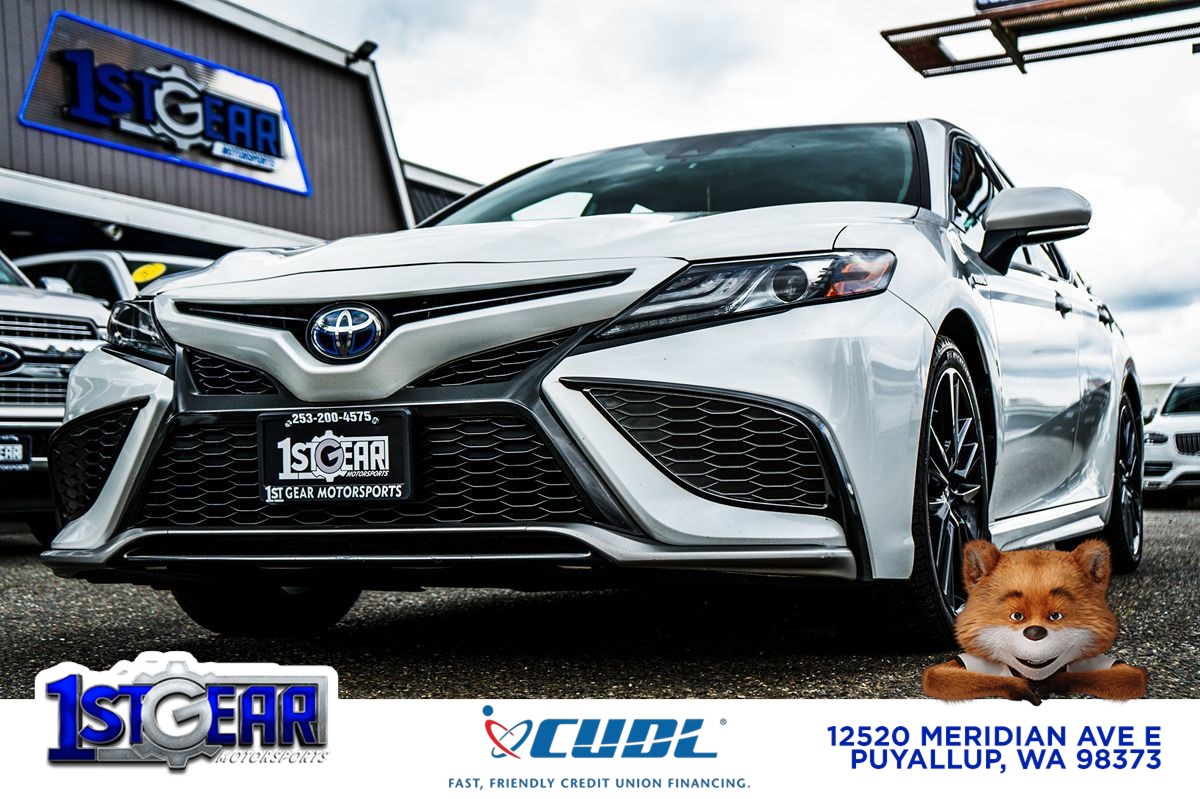 2021 Toyota Camry XSE Hybrid's photo