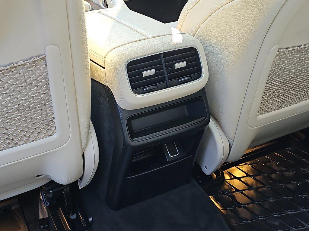 Photo 34 of this Mercedes-Benz GLE 350