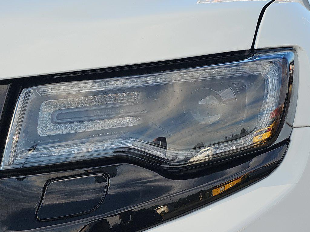 Jeep Grand Cherokee photo 17