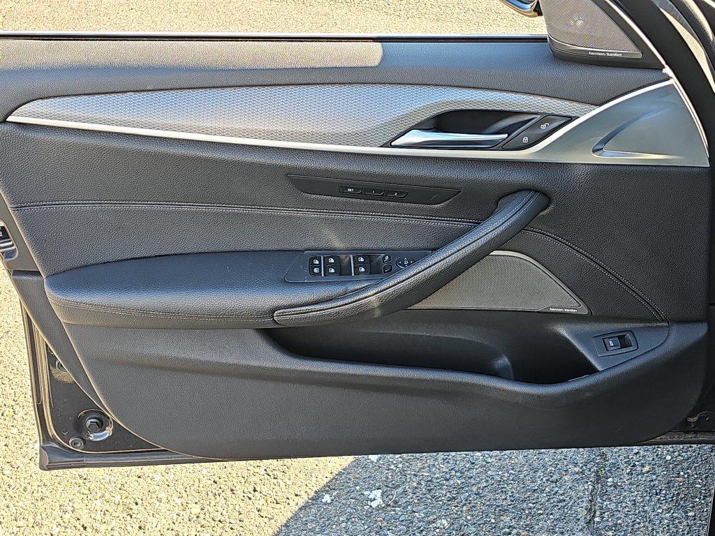 Photo 21 of this BMW 5 Series