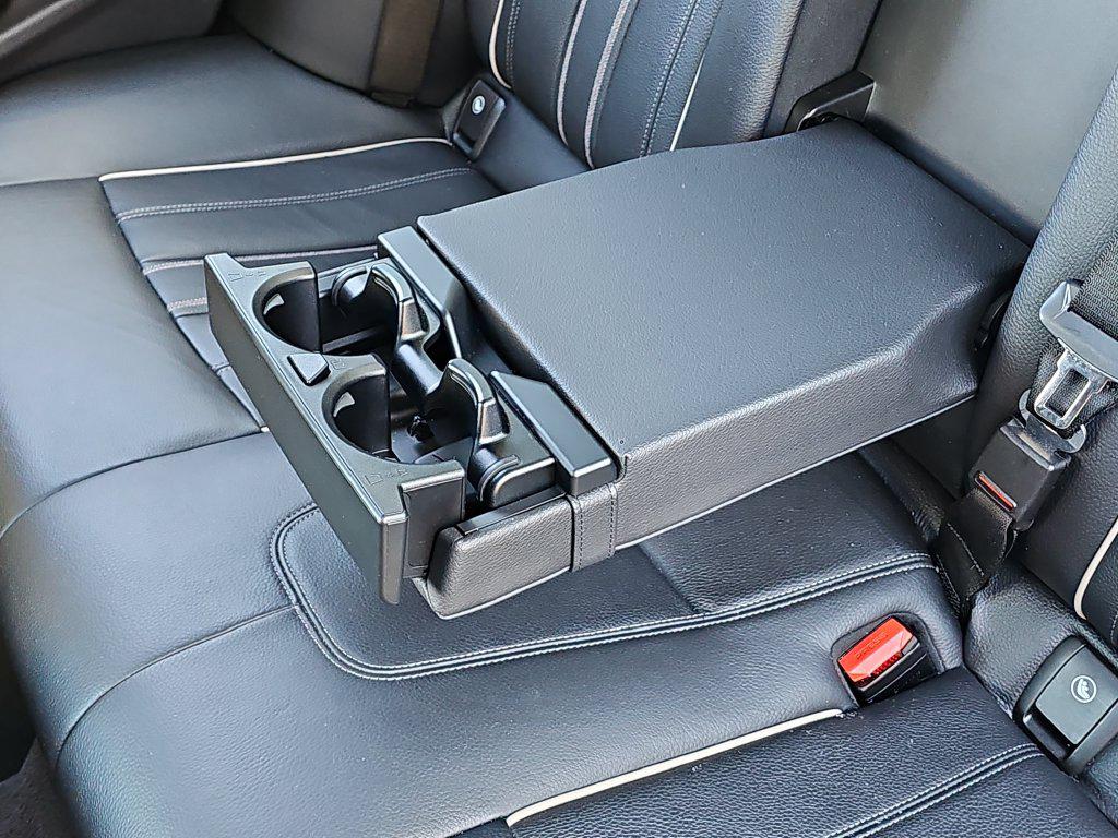Photo 34 of this BMW 5 Series