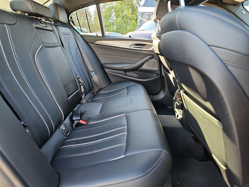 Photo 37 of this BMW 5 Series