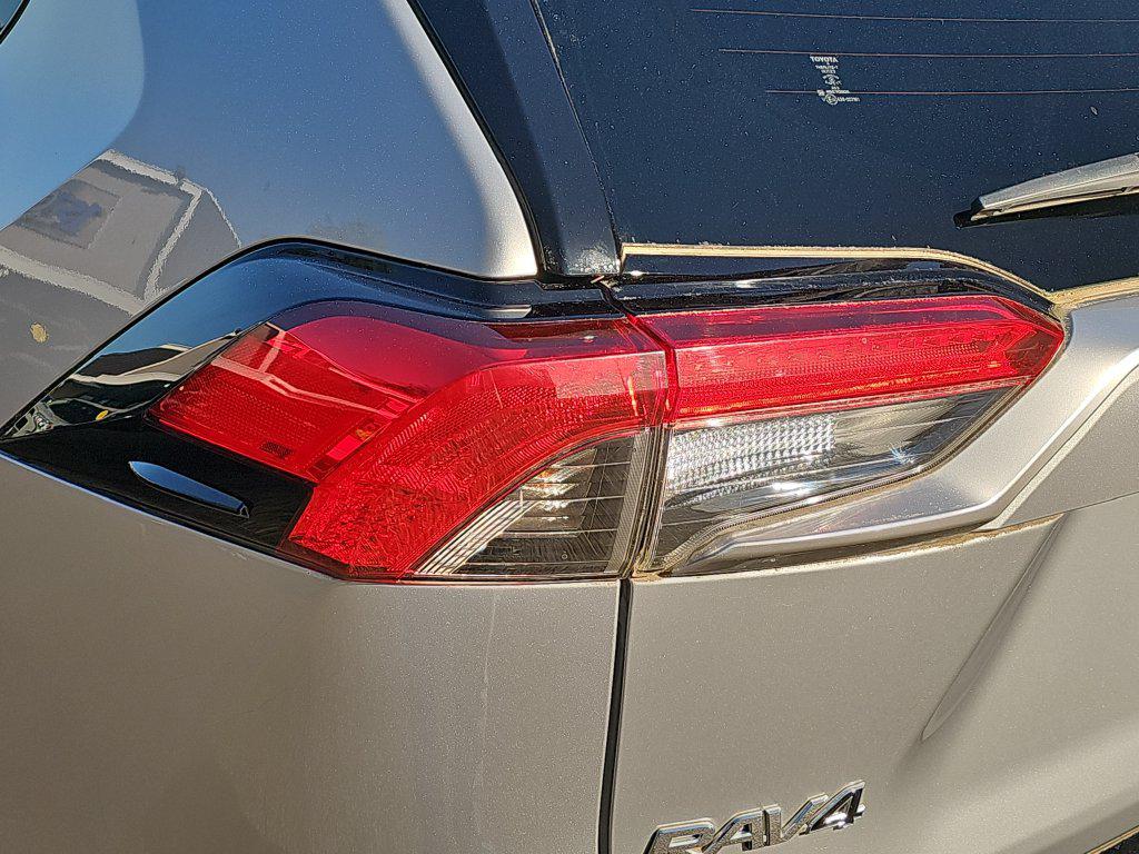 Photo 17 of this Toyota RAV4