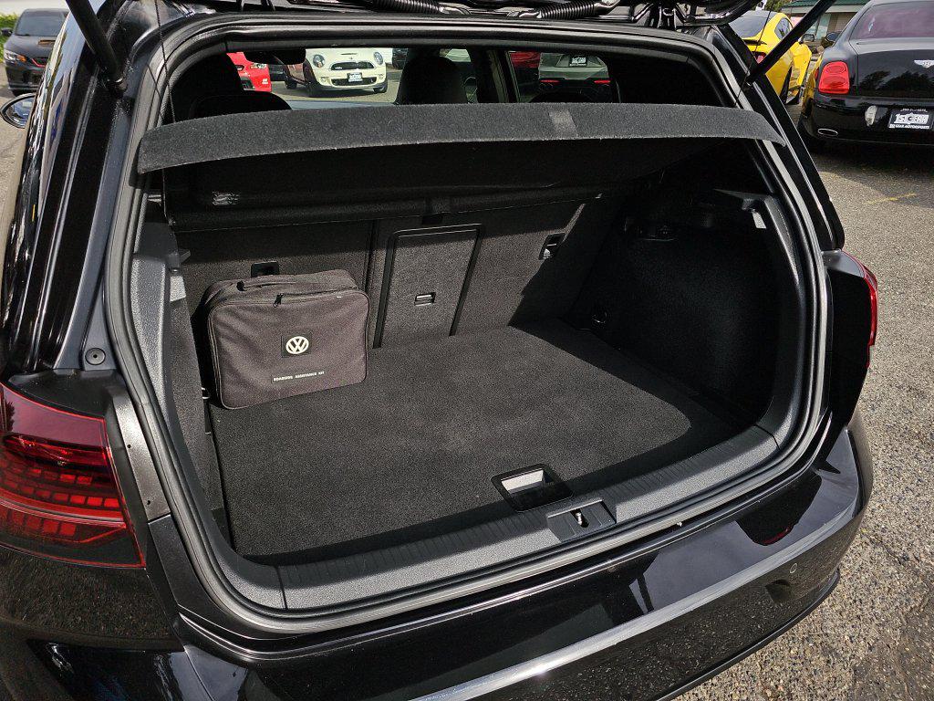 Photo 18 of this Volkswagen Golf R