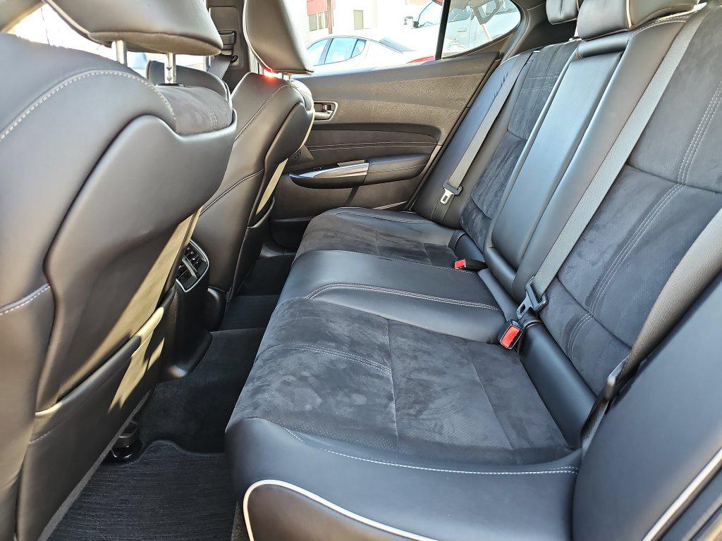 Photo 33 of this Acura TLX