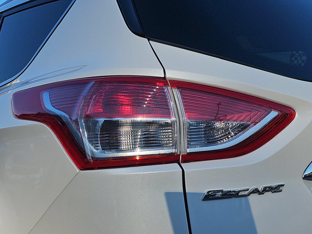 Photo 17 of this Ford Escape