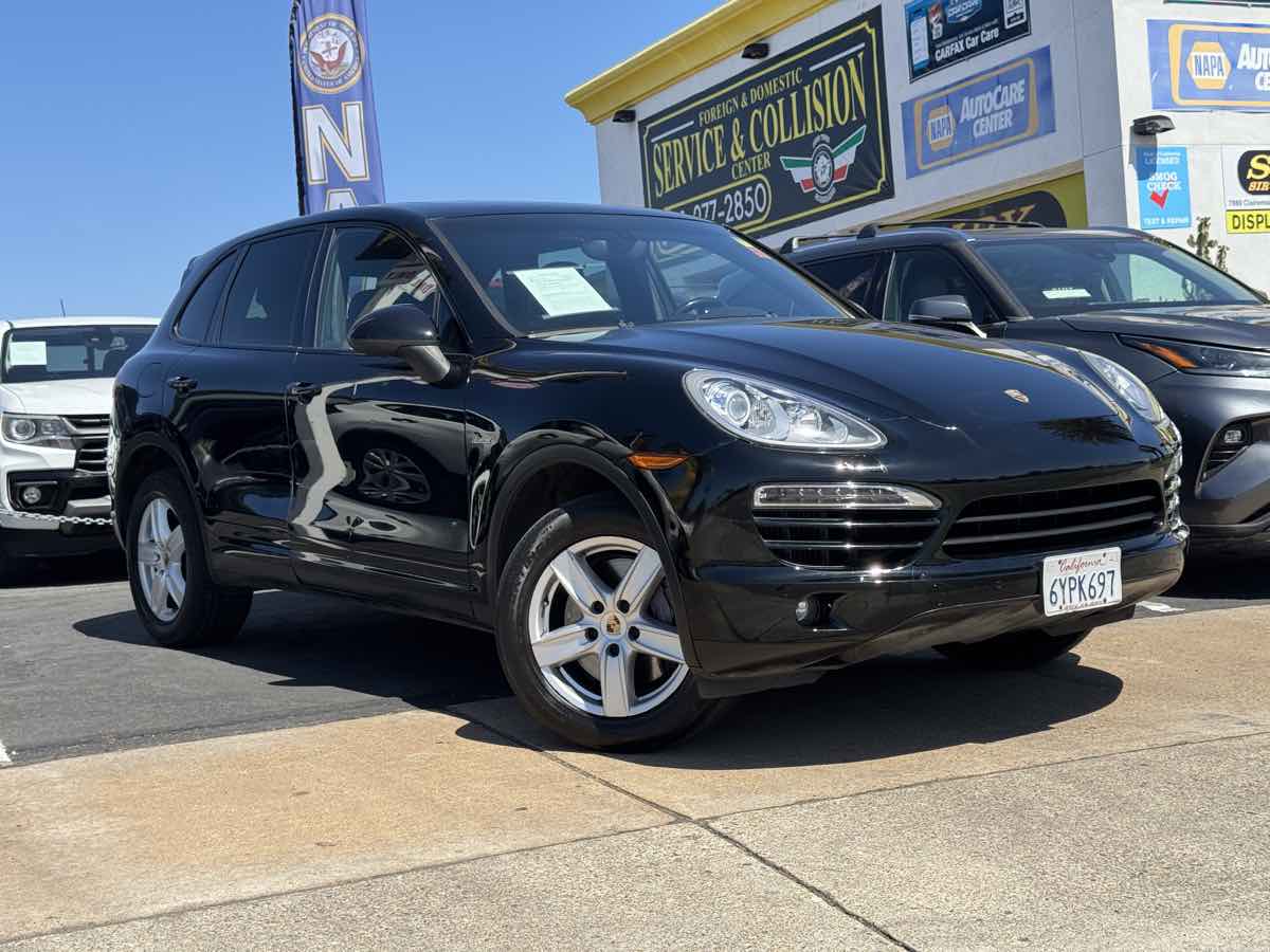 Photo 2 of this Porsche Cayenne