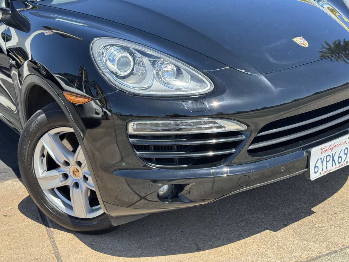 Photo 3 of this Porsche Cayenne