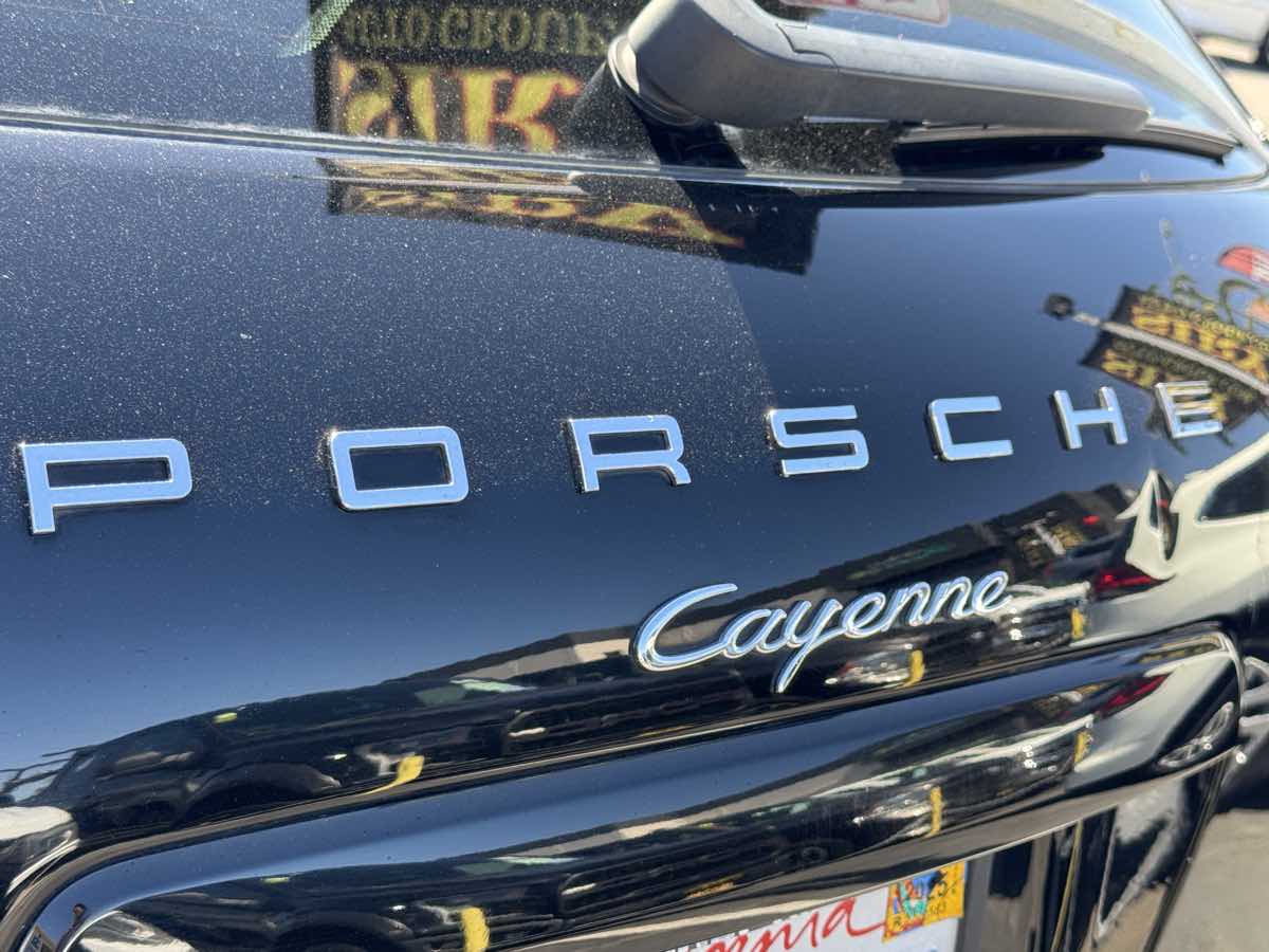 Photo 11 of this Porsche Cayenne