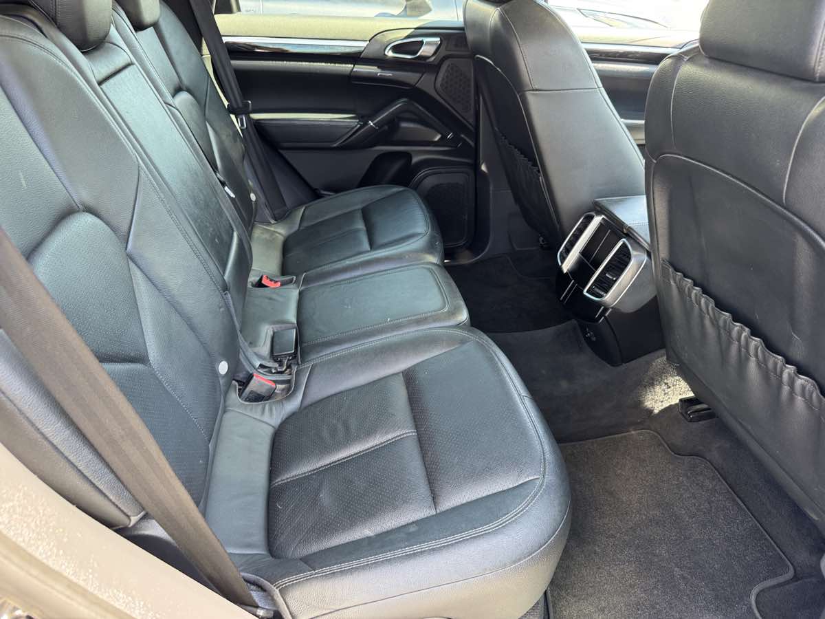 Photo 18 of this Porsche Cayenne
