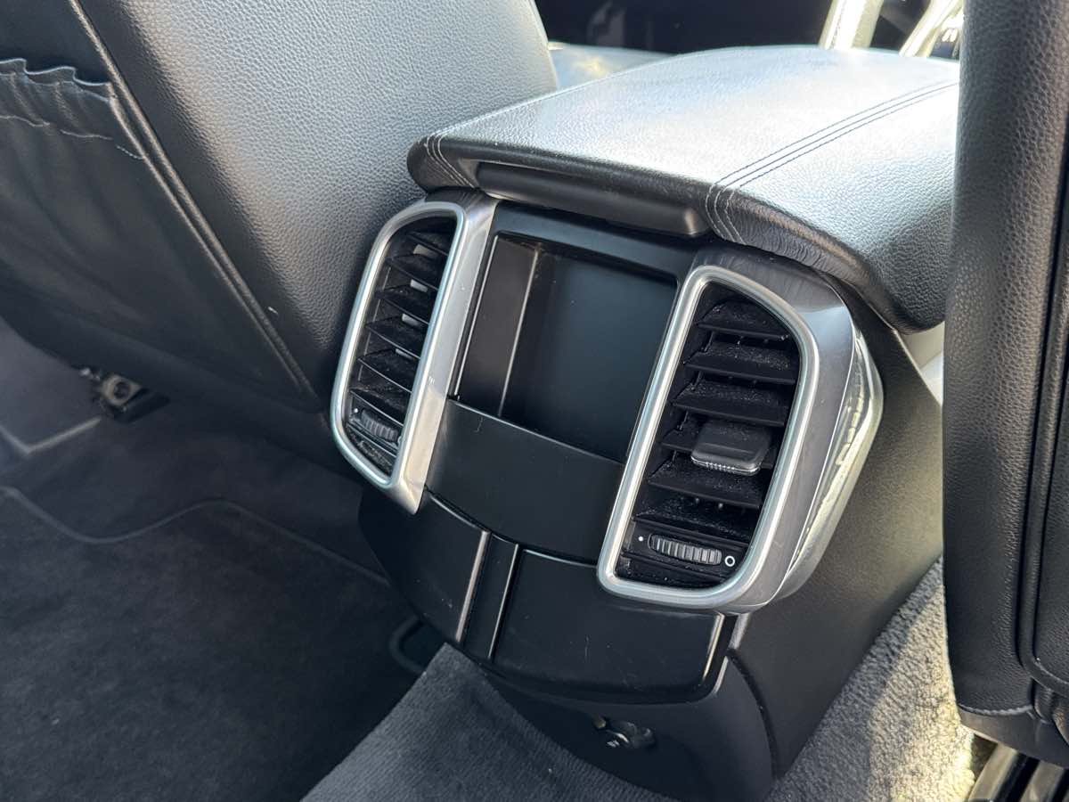 Photo 19 of this Porsche Cayenne