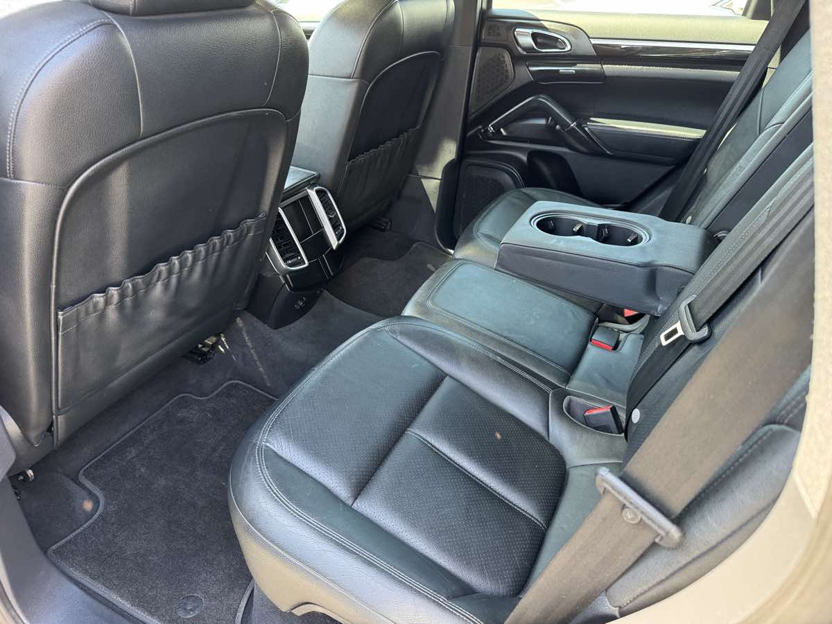 Photo 22 of this Porsche Cayenne