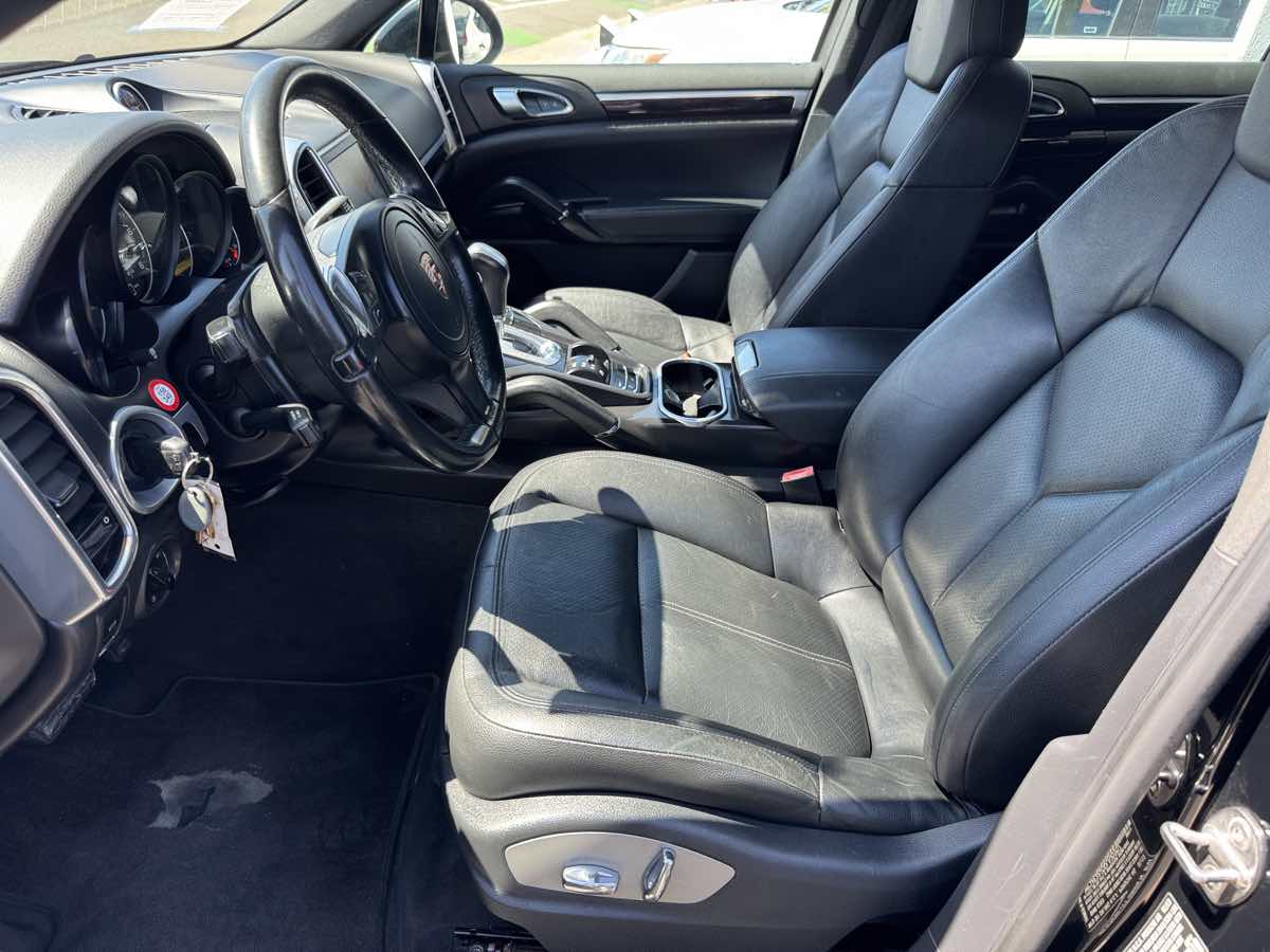 Photo 28 of this Porsche Cayenne