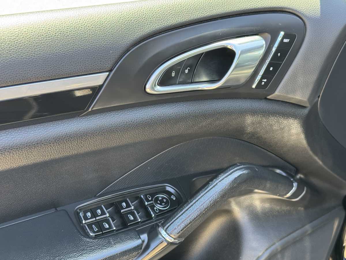 Photo 31 of this Porsche Cayenne