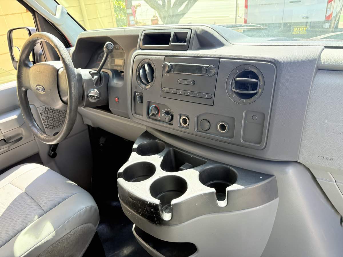 2010 Ford E-Series Econoline Van Commercial - Photo 11