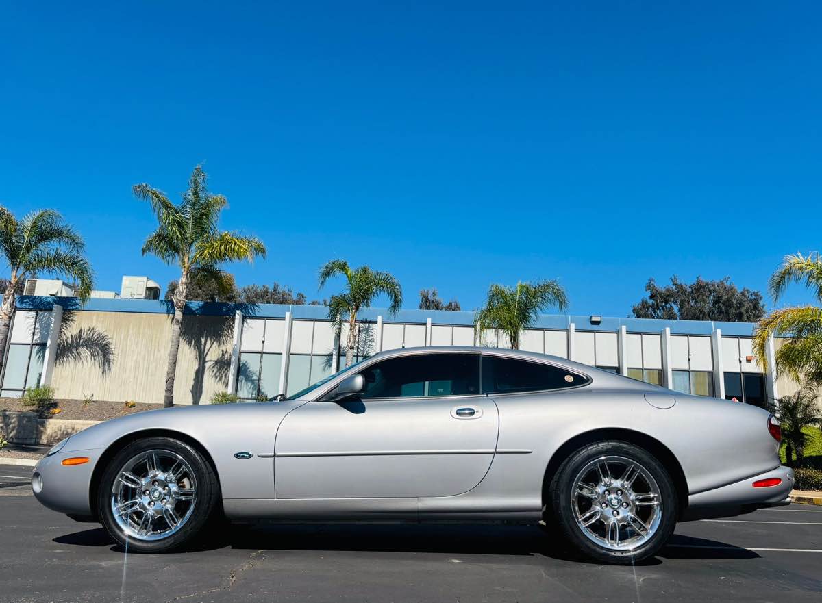 2001 Jaguar XK Series XK8 Coupe - Photo 2