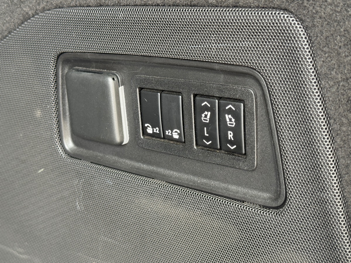 2022 Cadillac Escalade Luxury - Photo 16